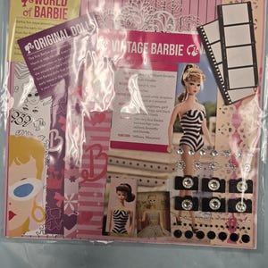 Könnte beinhalten: Ein Vintage-Bastelset zum Thema Barbie mit einer Barbie-Puppe in einem schwarz-weiß gestreiften Badeanzug. Das Set enthält dekorative Elemente, bedrucktes Papier und den Text "VINTAGE BARBIE".