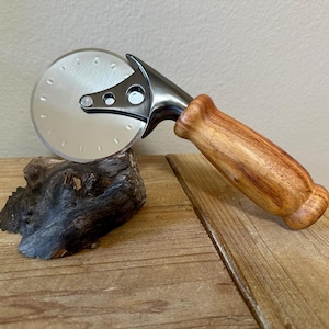 Pizza Cutter - Canarywood