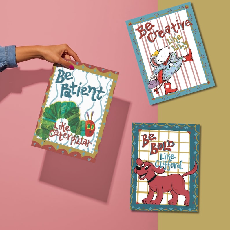 Op de afbeelding: Drie kleurrijke kaarten met inspirerende boodschappen en illustraties uit populaire kinderboeken. De eerste kaart zegt "Wees geduldig zoals de rups" en toont een groene rups. De tweede kaart zegt "Wees creatief zoals Emily" en toont een witte muis. De derde kaart zegt "Wees dapper zoals Clifford" en toont een rode hond.
