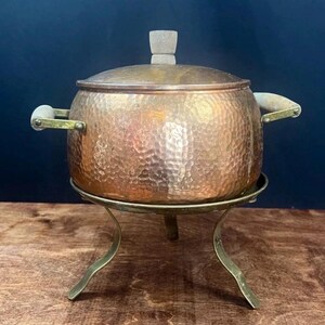 Olla de fondue de cobre martillado vintage con soporte
