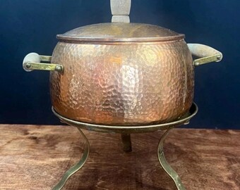 Olla de fondue de cobre martillado vintage con soporte