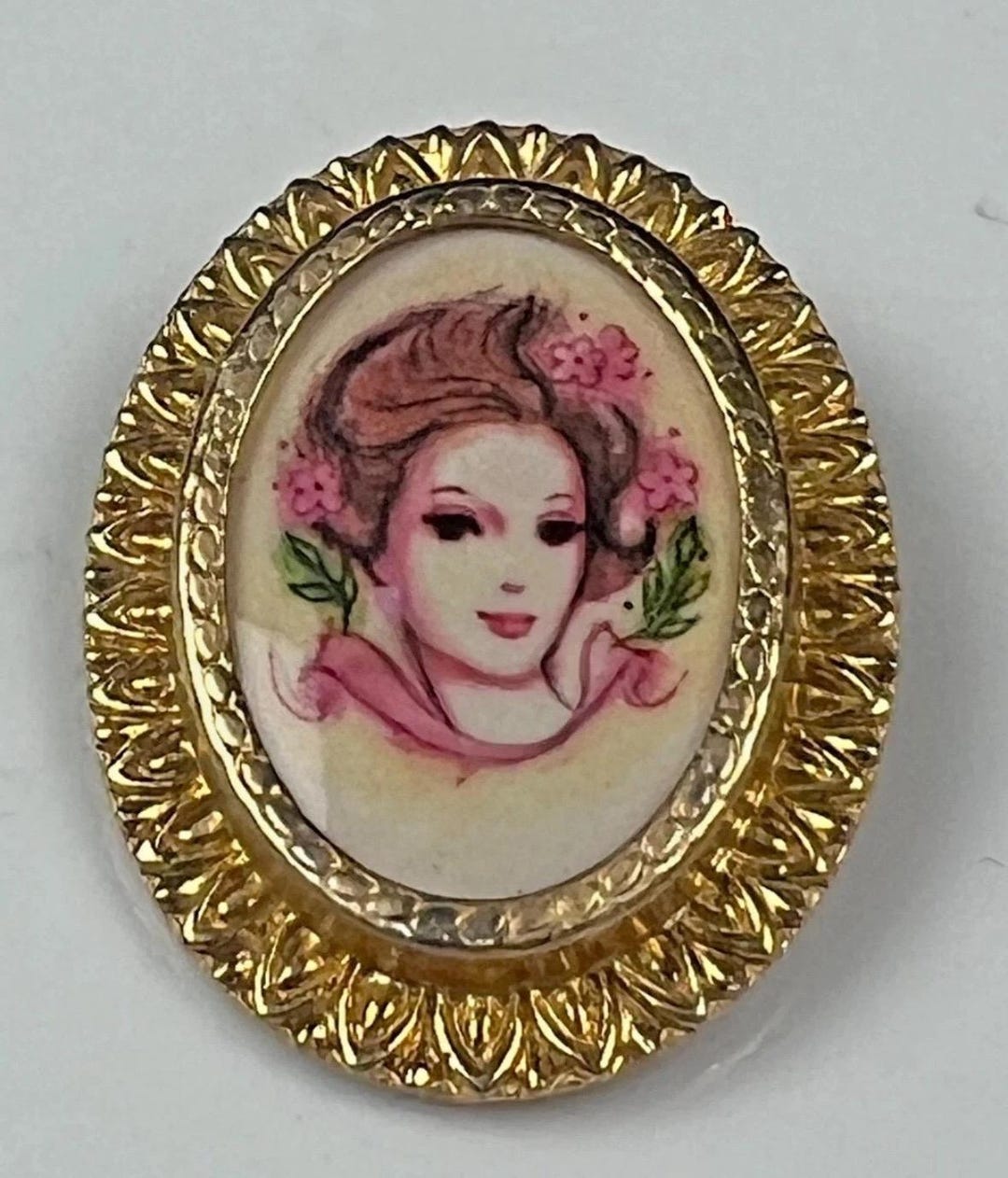 jolie broche vintage avec camée calcaire années 60