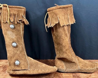 Botas mocasín altas vintage Taos de ante con flecos, talla 7, color marrón.