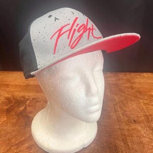 Puede incluir: Un letrero de madera r&uacute;stico con el texto "Welcome to our home" en un estilo manuscrito. El letrero es rectangular, con un acabado envejecido y un dise&ntilde;o sencillo y acogedor. Adecuado para uso en interiores o exteriores.