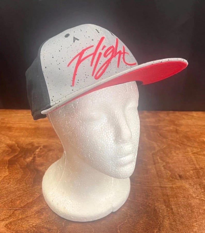 Puede incluir: Un letrero de madera r&uacute;stico con el texto "Welcome to our home" en un estilo manuscrito. El letrero es rectangular, con un acabado envejecido y un dise&ntilde;o sencillo y acogedor. Adecuado para uso en interiores o exteriores.