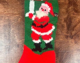 Calza di Natale vintage anni '60 lavorata a mano con Babbo Natale che scende dal camino.