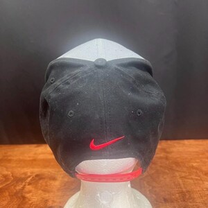 Gorra Nike Air Jordan Flight Hat gris y negra con estampado moteado y cierre ajustable. imagen 4