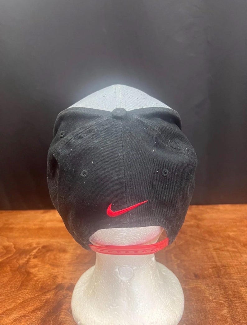 Gorra Nike Air Jordan Flight Hat gris y negra con estampado moteado y cierre ajustable. imagen 4