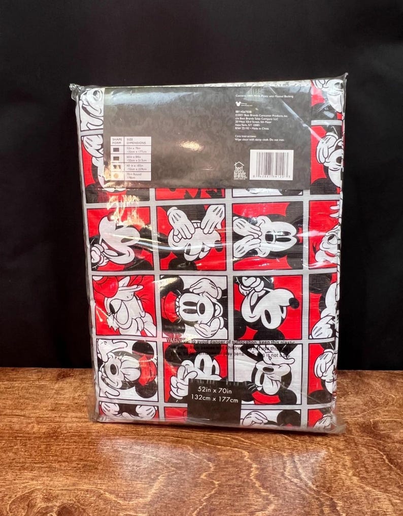 以下が含まれることがあります： ミッキーマウスの様々なポーズが繰り返されるパターンが特徴の、パッケージされた長方形のベッドシーツセット。デザインは黒、白、赤で、パッケージの寸法は132cm x 177cmです。