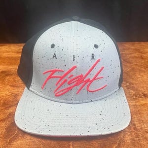 Puede incluir: Un juego de tres tazas de cer&aacute;mica con un acabado moteado y mate. Cada taza presenta un color diferente: azul claro, crema y gris. Las tazas tienen un dise&ntilde;o simple y moderno y un asa c&oacute;moda.