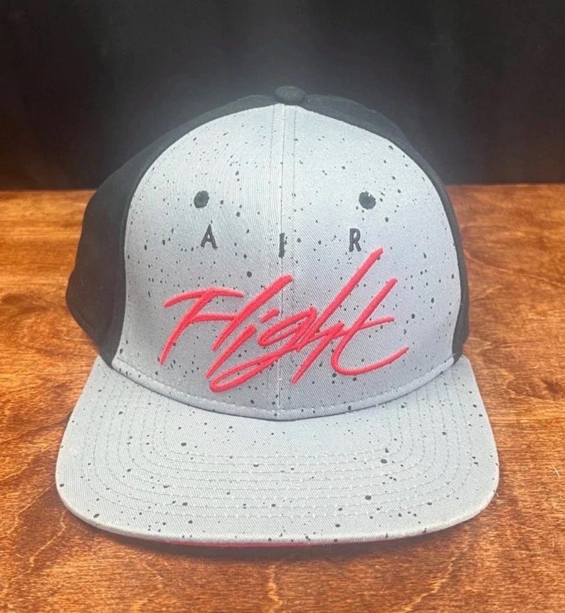 Puede incluir: Un juego de tres tazas de cer&aacute;mica con un acabado moteado y mate. Cada taza presenta un color diferente: azul claro, crema y gris. Las tazas tienen un dise&ntilde;o simple y moderno y un asa c&oacute;moda.