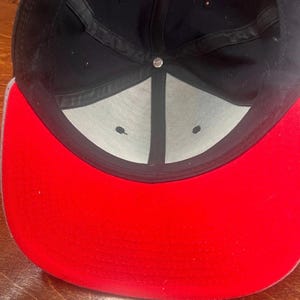 Gorra Nike Air Jordan Flight Hat gris y negra con estampado moteado y cierre ajustable. imagen 6