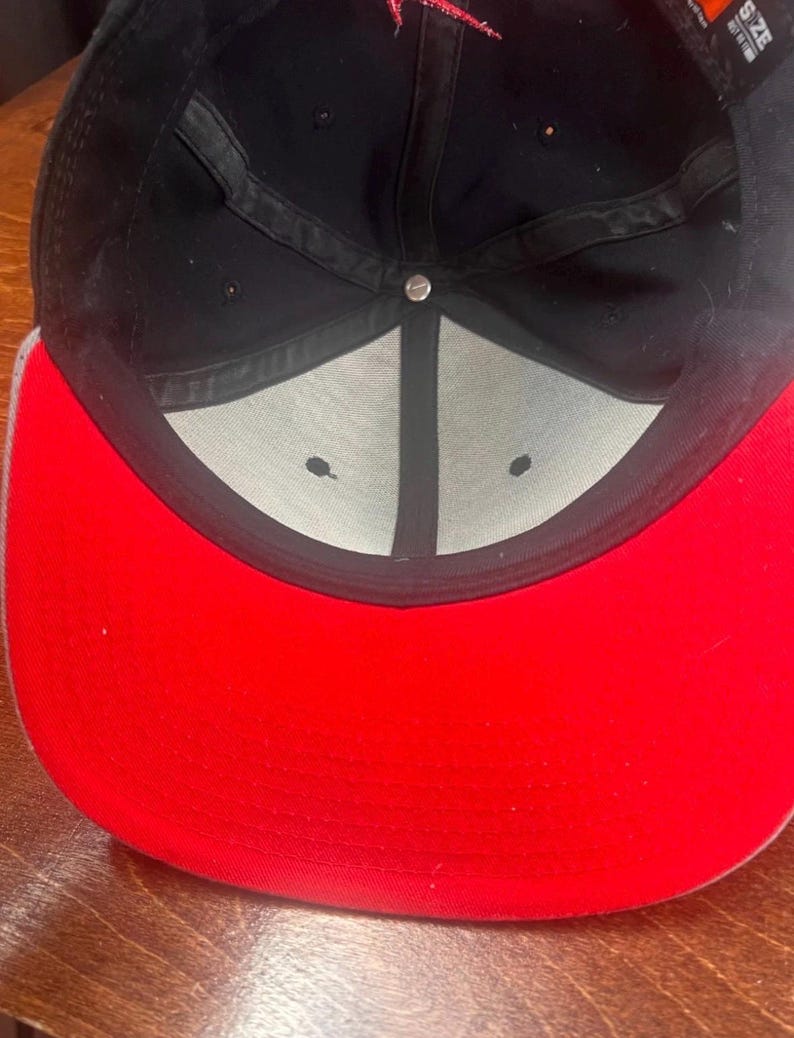 Gorra Nike Air Jordan Flight Hat gris y negra con estampado moteado y cierre ajustable. imagen 6