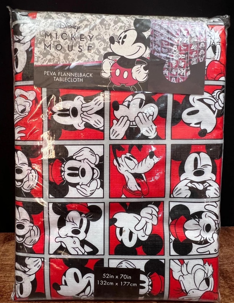以下が含まれることがあります： 赤、黒、白のミッキーマウスのテーブルクロス。テーブルクロスのサイズは132cm x 177cmです。デザインは、赤と黒の正方形の中に様々なポーズのミッキーマウスが描かれています。パッケージには「Disney Mickey Mouse」と「PEVA Flannelback Tablecloth」の文字が含まれています。