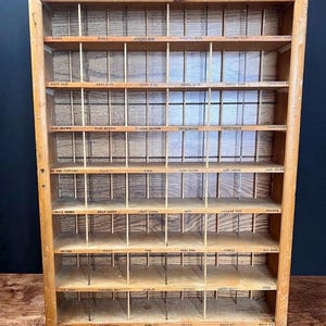 Porta rocchetti di filo in legno vintage, ripiano porta rocchetti, nomi dei colori 17x22 Mercantile