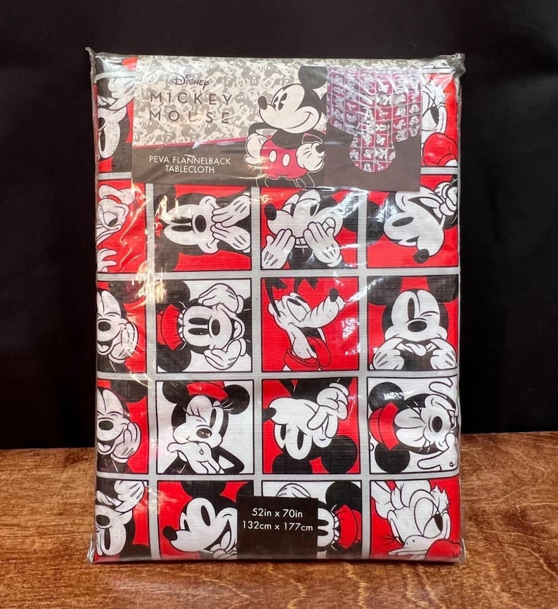 以下が含まれることがあります： パッケージされたミッキーマウスPEVAフランネルバックテーブルクロス。赤と黒のテーブルクロスは、さまざまなミッキーマウスのポーズのグリッドパターンが特徴です。パッケージには「52in x 70in」（132cm x 177cm）と記載されています。