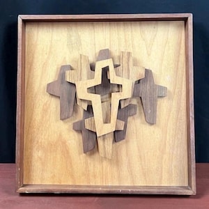 Croix de Jésus brutaliste en bois 3D crucifix moderniste du milieu du siècle