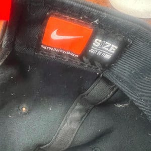 Puede incluir: Un letrero de madera r&uacute;stica con el texto "Bienvenido a nuestro hogar" en un estilo manuscrito. El letrero presenta un acabado envejecido y un dise&ntilde;o simple y acogedor, perfecto para la decoraci&oacute;n de la entrada.