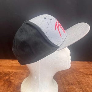 Gorra Nike Air Jordan Flight Hat gris y negra con estampado moteado y cierre ajustable. imagen 3