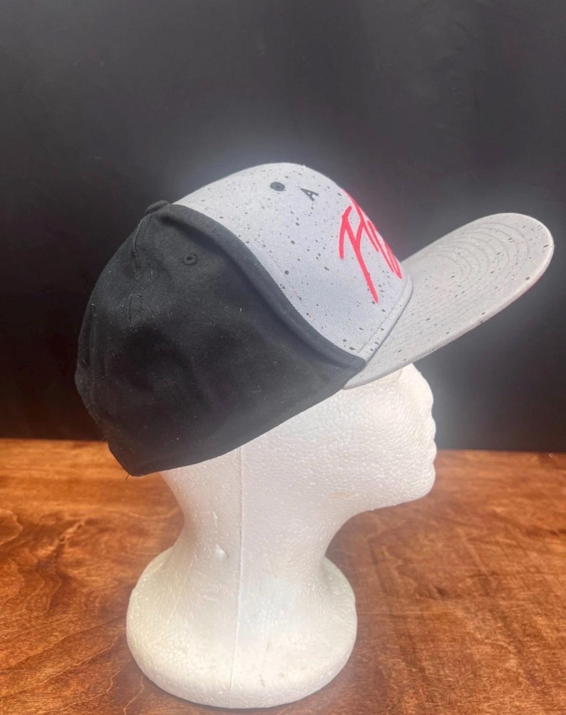 Gorra Nike Air Jordan Flight Hat gris y negra con estampado moteado y cierre ajustable. imagen 3