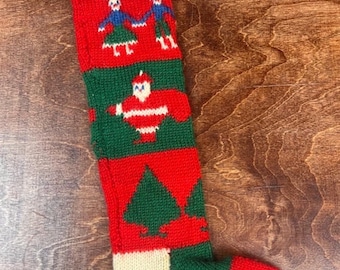 Calcetín navideño vintage de 1946, hecho a mano con artesanía popular.