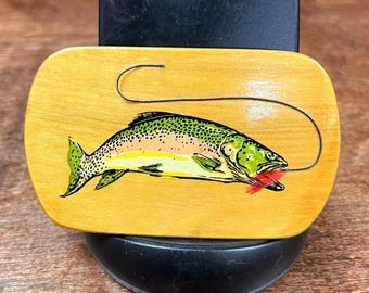 Hebilla de cinturón de madera con forma de trucha arcoíris tallada a mano, estilo vintage.