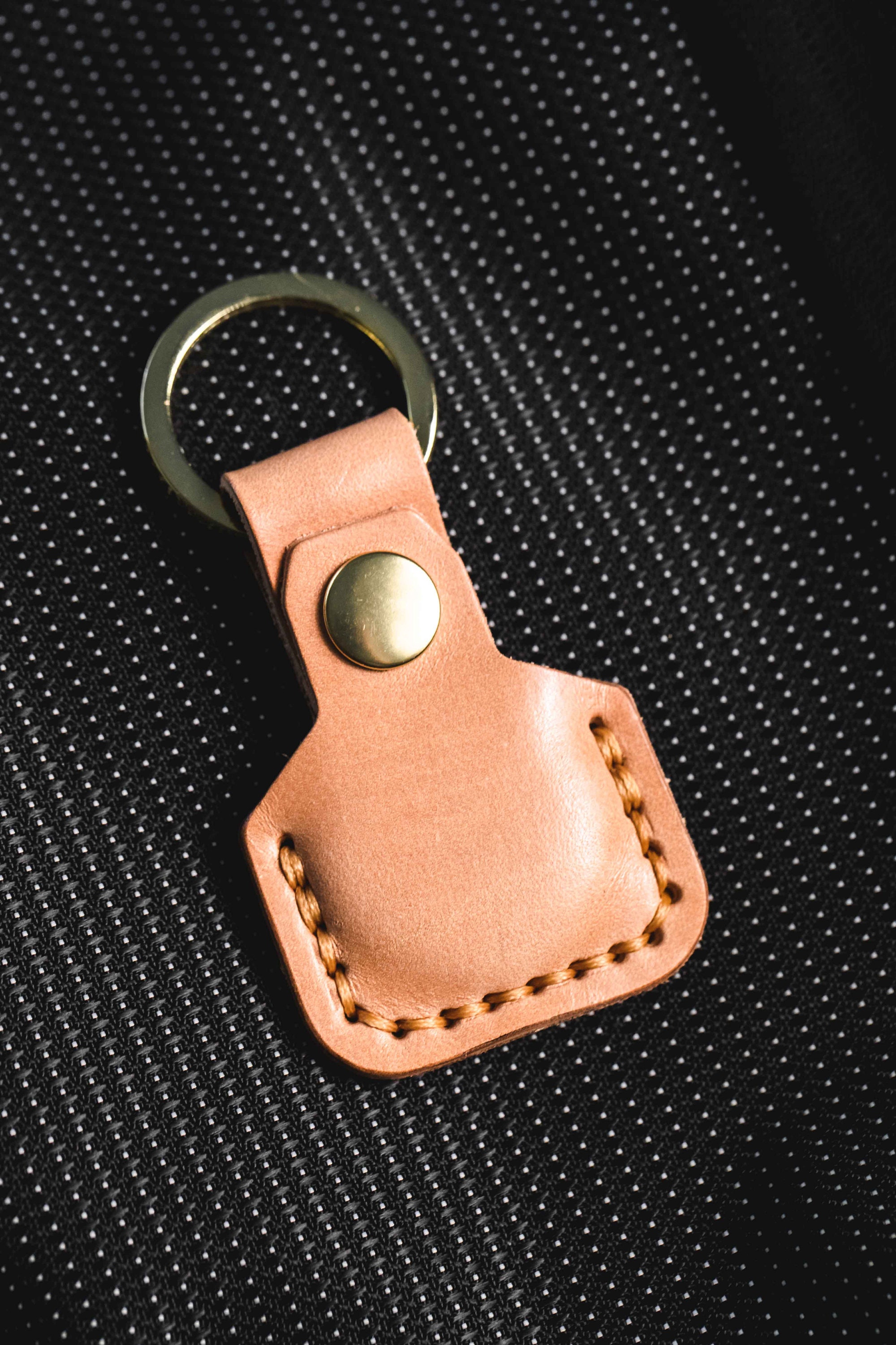 AirGear® Airtag Porte-clés en cuir véritable avec pendentif Airtag en cuir  véritable, compatible avec Apple Airtag (marron) : : High-Tech