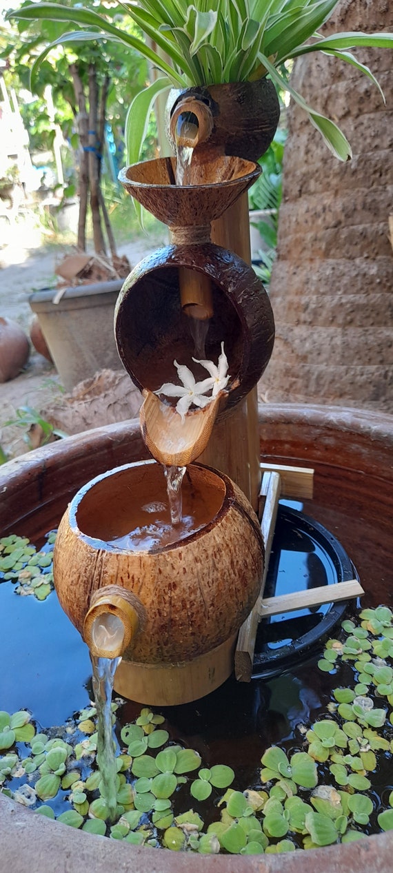 Fontaine d'eau de table, fontaine d'intérieur/extérieure, mini fontaine  fabriquée à la main à partir de noix de coco et de bambou, mini fontaine d'intérieur/extérieur  -  France