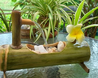 Fuente de agua de bambú de sobremesa para interiores. Fabricada con bambú auténtico.