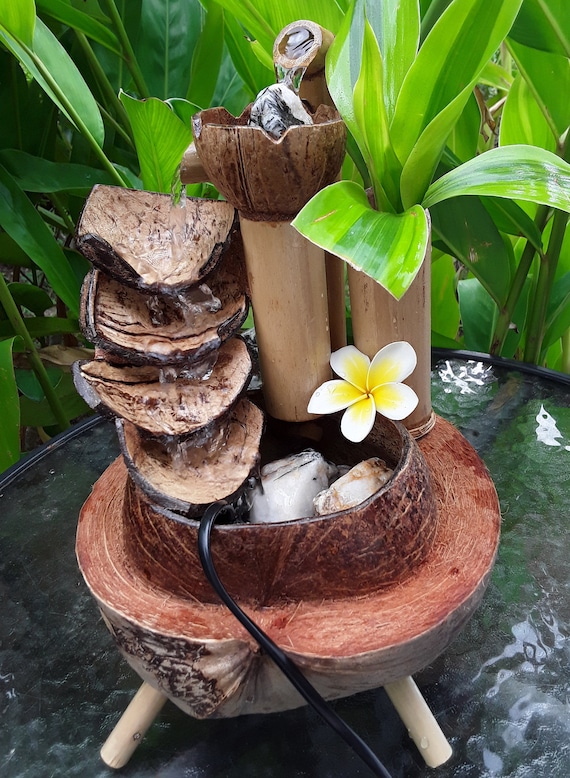 Fontana d'acqua da tavolo, mini fontana, fontana da interno fatta a mano  fontana fatta a mano reale da guscio di noce di cocco e bambù -  Italia