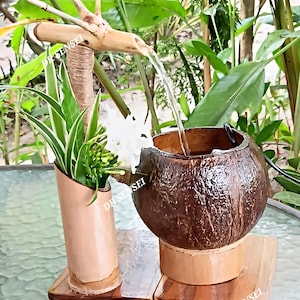 手作りココナッツ噴水：ココナッツの殻と竹から作られた屋内卓上水景。本物の手作りです。