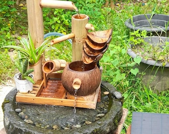 Zonnefontein van kokosnootschalen - Tafelmodel fontein van bamboe met 4 niveaus, kleine zen-tuinfontein voor buiten, handgemaakt in Thailand