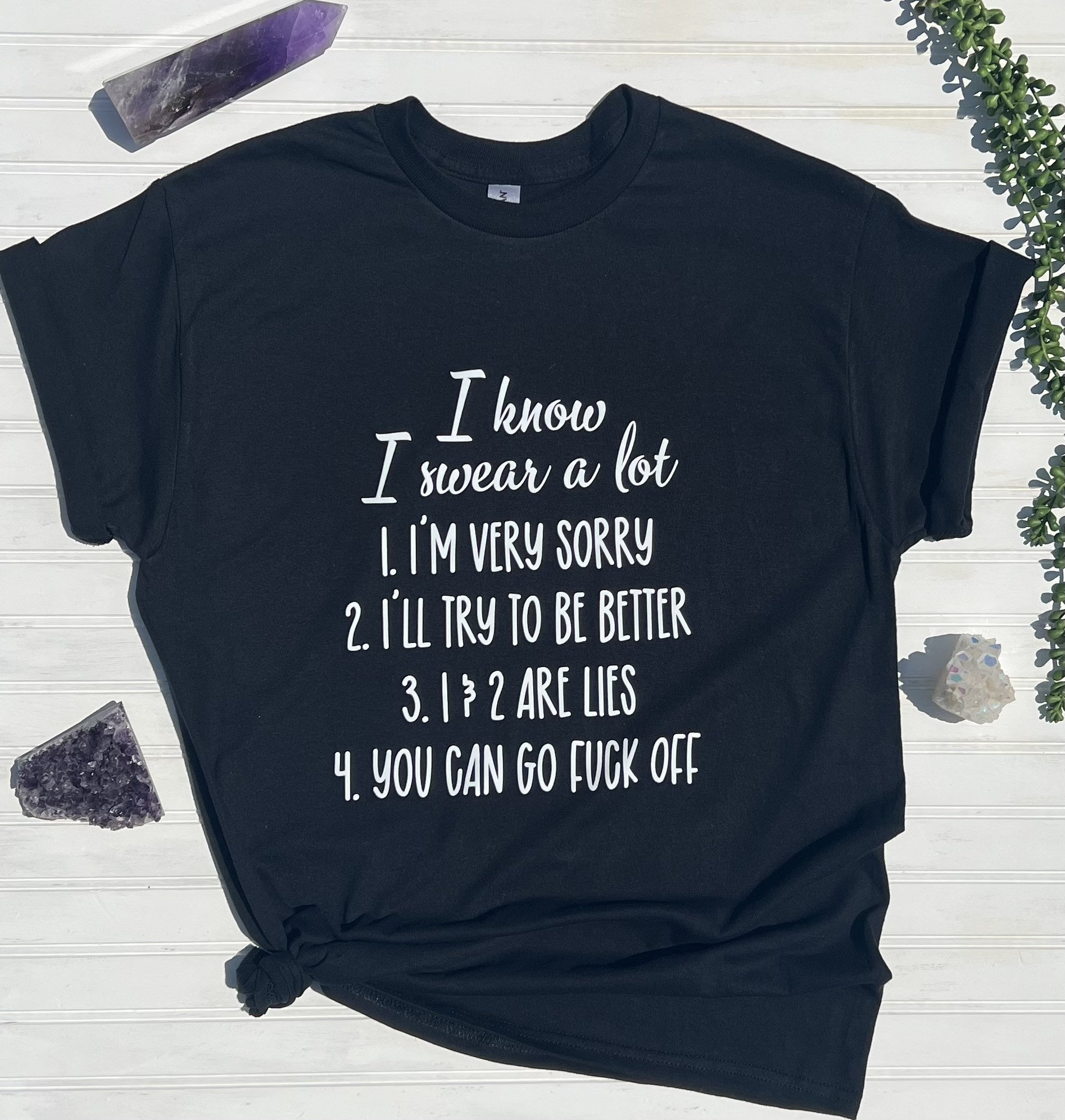 T-shirt Donna 'I Know I Swear' Di HotScamp. Maglietta Con Slogan Divertente, Girocollo, Maniche Corte, Vestibilit&agrave; Regolare. Per Un Look Casual E Ironico.