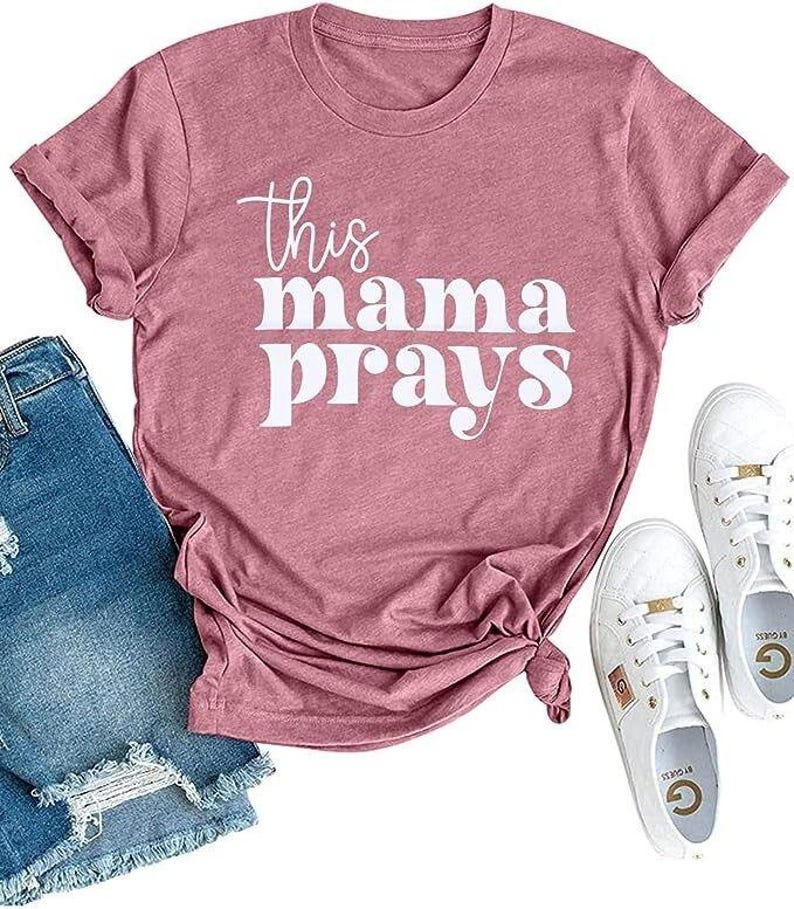 Esta camiseta de mamá reza, camiseta estampada con letras de mamá ...