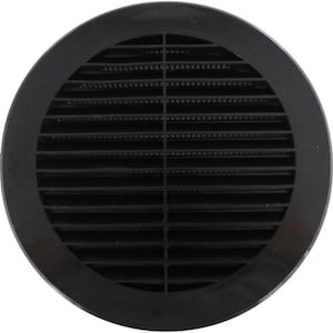 Puede incluir: Una cubierta de ventilación negra y circular con una serie de lamas horizontales. La cubierta de ventilación tiene un borde exterior liso y redondeado y un patrón de rejilla de lamas espaciadas uniformemente. El diseño es simple y funcional.