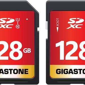 Puede incluir: Dos tarjetas de memoria SDXC negras con etiquetas rojas que muestran el texto 128 GB y Gigastone. Cada tarjeta presenta el logotipo SDXC, un interruptor de bloqueo en el lateral y símbolos técnicos que indican las clases 10 y UHS-I.