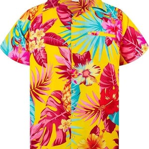 Può includere: Camicia gialla a maniche corte con una vivace stampa floreale tropicale. La camicia ha un'abbottonatura frontale, una tasca sul petto e un colletto classico. Il design include fiori e foglie rosa, rosse e turchesi.