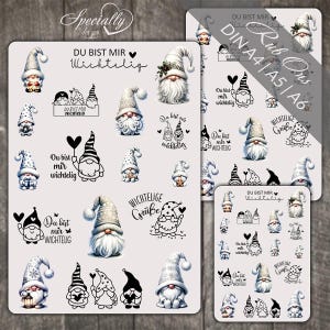 Könnte beinhalten: Ein Stickerbogen mit mehreren Wichtel-Illustrationen in verschiedenen Stilen, darunter detaillierte farbige Designs und schwarze Strichzeichnungen. Der Text "DU BIST MIR WICHTELIG" und "WICHTELIGE GRÜßE" erscheint neben den Wichteln, die Mützen mit Schneeflocken- und Streifenmustern tragen.