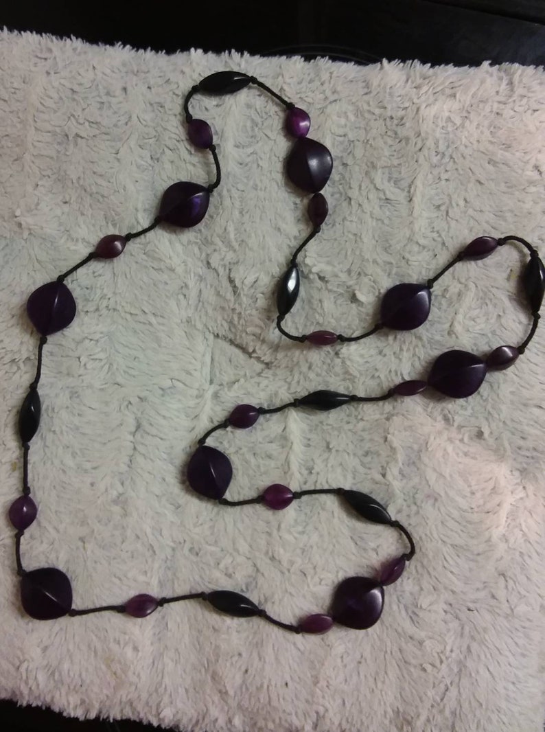 Knotted+Handstrung,Twisting Leaf Shaped Beads-2 sizes,Alternating,Pristine,Unique,Scrummy. Vintage 1940s Purple Lucite Bead Necklace,Long