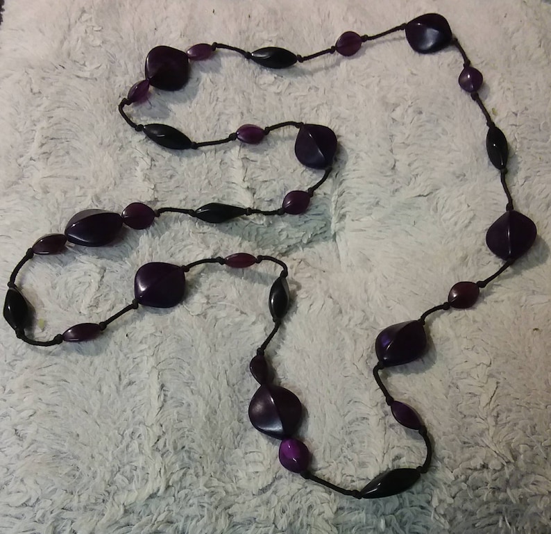 Knotted+Handstrung,Twisting Leaf Shaped Beads-2 sizes,Alternating,Pristine,Unique,Scrummy. Vintage 1940s Purple Lucite Bead Necklace,Long