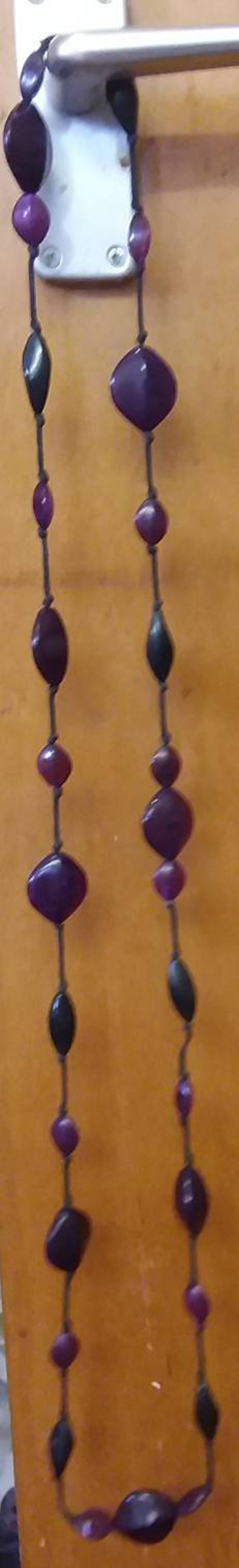 Knotted+Handstrung,Twisting Leaf Shaped Beads-2 sizes,Alternating,Pristine,Unique,Scrummy. Vintage 1940s Purple Lucite Bead Necklace,Long