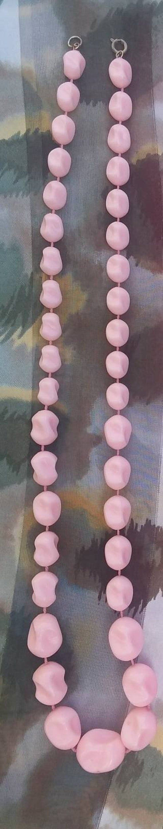 Superb Vintage 1930s Milkshake Pink Lucite Bead Ne