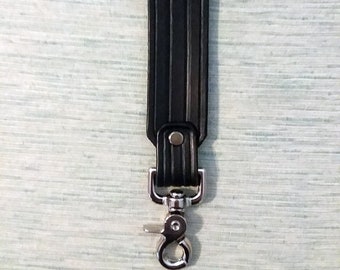 Llavero/porta llaves con presilla para cinturón de cuero modelo ST