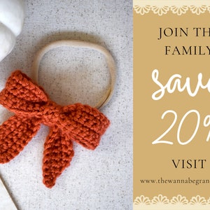 Puede incluir: Una diadema de crochet naranja con un lazo en un fondo blanco. El texto en el lado derecho de la imagen dice "Join the Family Save 20% Visit www.thewannabegrandma.com".