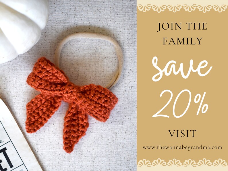 Puede incluir: Una diadema de crochet naranja con un lazo en un fondo blanco. El texto en el lado derecho de la imagen dice "Join the Family Save 20% Visit www.thewannabegrandma.com".