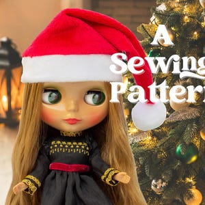 Puede incluir: Una muñeca con pelo largo rubio y ojos verdes grandes que lleva un vestido negro con adornos dorados y un cinturón rojo. La muñeca lleva un gorro de Papá Noel rojo con ribete blanco. El texto de la imagen dice "A Sewing Pattern". Un árbol de Navidad está en el fondo.