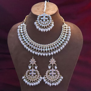 Weiße Perlen Halskette Ohrringe Tika Tikka Set, Kundan Halskette Ohrringe Tika Set, vergoldet Schmuck Schmuck Braut Verlobungsschmuck