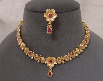 Conjunto de collar y pendientes de rubíes Polki chapados en oro de 22 quilates: Joyería nupcial india