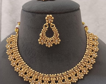 Conjunto de collar y pendientes Polki con piedras LCD chapados en oro de 22 quilates: Joyería nupcial india