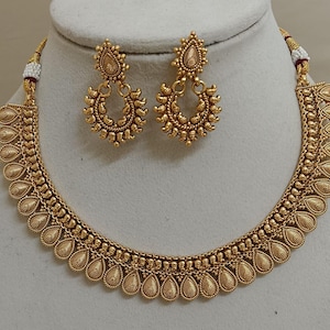 Vergoldetes indisches Braut Schmuck Set: Kette & Ohrringe